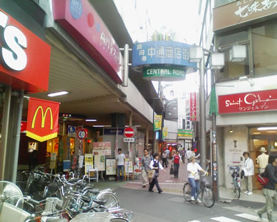 右のサンジェルマンは、今は上島珈琲店に変わっています
